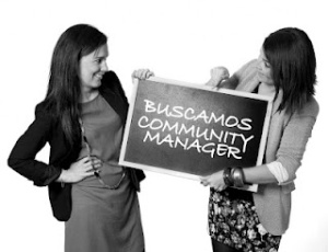 Foto de dos personas con un cartel "Buscamos community manager"